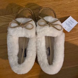 Brand new lands end Suede Leather Fuzzy Shearling Fur Moccasin Slippers